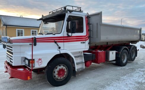 Lastbilsförsäljningen har skjutit i höjden på Klaravik de senaste åren. Veteranlastbilar, som den här nyligen sålda Scanian 112:an, har visat sig särskilt heta för längtande nostalgiker. Foto: Klaravik.se
