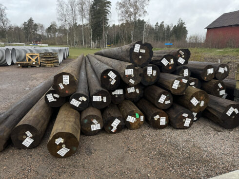 Det var när chauffören skulle lossa de här stolparna som olyckan inträffade. Foto: Göran Rosengren