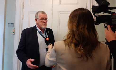 Frågorna hopar sig i Peth-skandalen. Foto: Riksdagen.