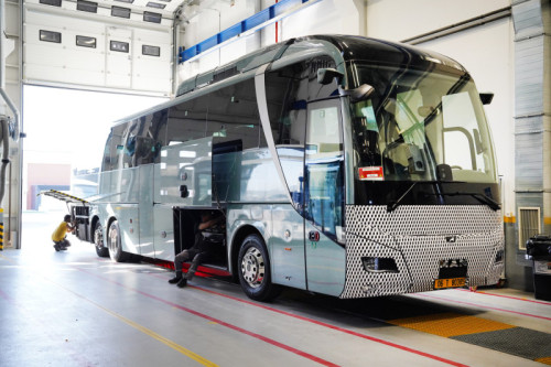 Ett 80-tal journalister och kunder fick en förhandstitt på den första prototypen av den batterielektriska bussen på MAN:s bussfabrik i Ankara. Foto: MAN.