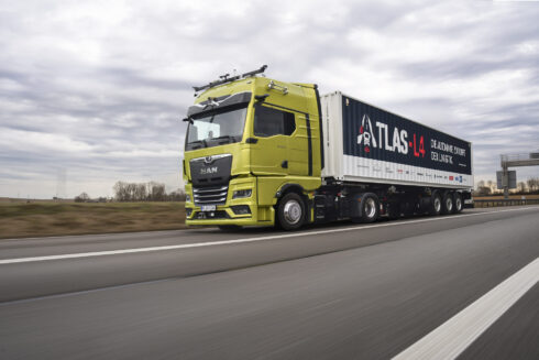     Förarlösa lastbilar blir gradvis verklighet. Sedan januari 2022 har MAN Truck & Bus och 11 projektpartners arbetat tillsammans i forsknings- och utvecklingsprojektet ATLAS-L4 (automatiserad transport mellan logistikcenter på motorvägar på nivå 4) för att få ut autonoma lastbilar på vägarna. Foto: MAN.