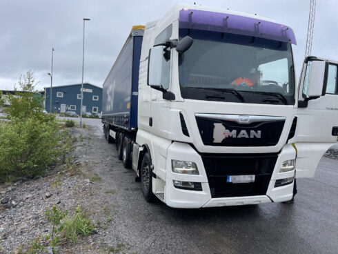 Den 21 maj stoppas denna dragbil från Maktrans. DSV undersöker hur åkeriet alls hamnat med en DSV-trailer bakom sig. 