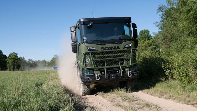 I samband med Sveriges inträde i NATO kommer Scanias, i modern tid, största order på fordon till Försvarsmakten. Ordern omfattar 475 tunga fordon med option på ytterligare 375 enheter. Foto: Scania.