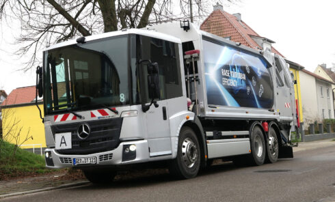 Mercedes var först på plan med sin Econic att serietillverka en lågbyggd lastbil för exempelvis soptransporter i stadstrafik. Nu går den vidare som eEconic med eldrift. Fler bilder i den tryckta tidningen. Foto: Stefan Andersson