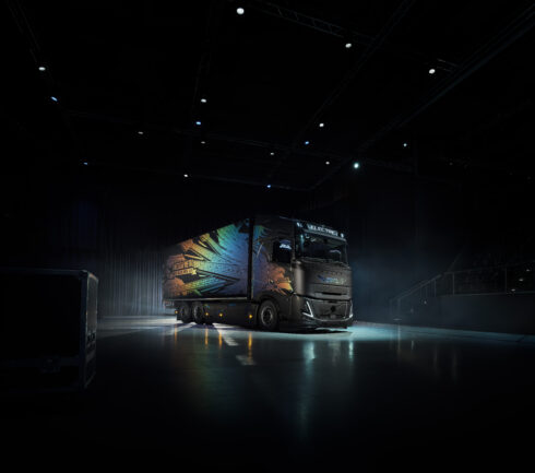  Volvos nya ”Swedish Metal” går att se på Sweden Rock Festival. Lastbilen är en hyllning till svenskt stål, svensk ingenjörskonst och alla förare med hjärtat i hårdrocken. Foto: Volvo Lastvagnar.