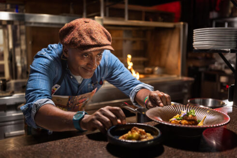   Marcus Samuelsson och Volvo Lastvagnar samarbetar i en ny kampanj - "A table set for change". Foto: Volvo Lastvagnar.