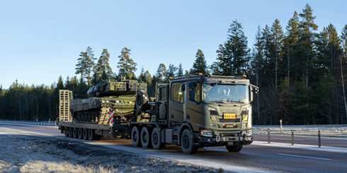 Försvarets nya stridsvagnsdragare imponerar. Foto: Scania.