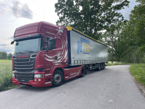 Vi understryker att speditören inte är ansvarig för att chaufförer får sin ordinarie veckovila utanför hytten, men tunggruppen i Eskilstuna ifrågasätter varför Ntex ekipage så ofta förekommer i situationer då bland annat kör- och vilotider samt veckovila i hytten förekommer..
