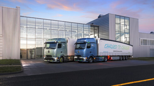 Nya Mercedes-Benz Actros L med ProCabin och den batterielektriska fjärrlastbilen eActros 600. Foto: Daimler Group AG.