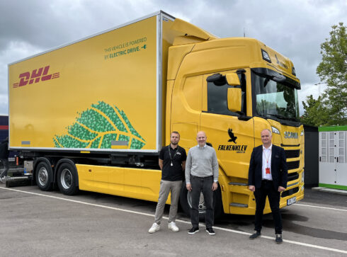 Victor Falkenklev, Niklas Blomgren och Daniel Carevid på invigningen av laddparken Rifil i Helsingborg. Foto: Svenska Retursystem