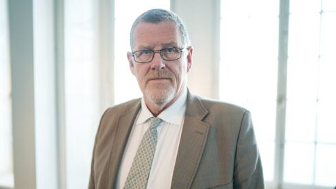 "Transportstyrelsens akademiska kullerbytta riskerar alltså att öka antalet rattfyllerister på våra vägar samtidigt som man stämplar oskyldiga människor som missbrukare", säger Thomas Morell (SD). Foto: Riksdagen..