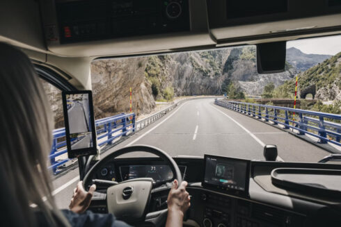  Volvo Dynamic Steering har uppgraderats för att känna av och hantera en framdäcksexplosion och då hålla kvar lastbilen säkert på vägen. Foto: Volvo Lastvagnar.