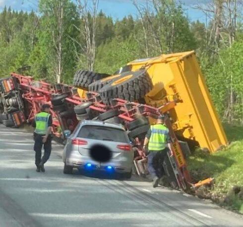 En av Meusburgers trailers har vält.