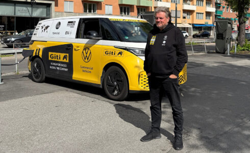 Rainer Zielow framför sin ID. Buzz på Vallhallavägen i Stockholm när ID. Buzz World Tour körde genom Sverige den 3 juli. Foto: Volkswagen