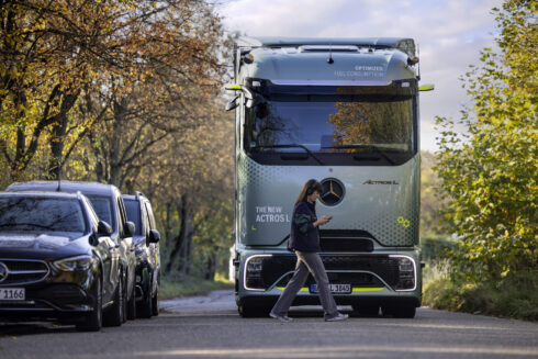 När den oskyddade trafikanten är upptagen med annat gäller det att chauffören får hjälp att se där det egentligen inte går att se. Foto: Daimler Trucks.