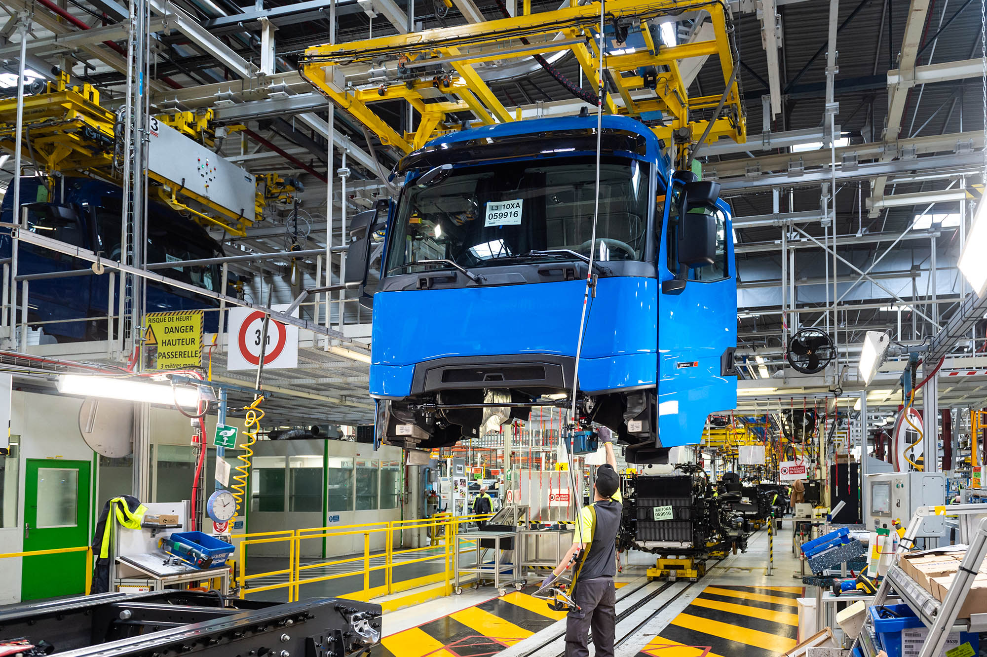 Den miljonte lastbilen på väg att monteras. Foto: Renault Trucks.