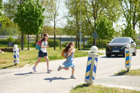    Nästan hälften av bilisterna kör för fort utanför skolor visar NTF:s mätningar. Foto: NTF.