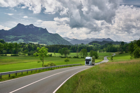 Scania går mot strömmen och ökar i stället sin närvaro i Kina med en ny tillverkningsanläggning. Foto: Scania.