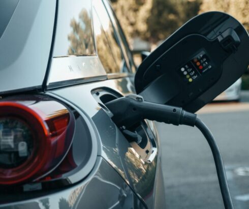 Vart tar alla begagnade elbilsbatterier vägen? Det vill Mobility Sweden och Bilimportørens Landsforening råda bot på. Foto: Mobility Sweden.