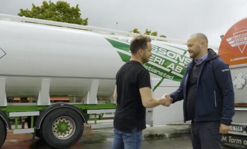 Till vänster Tommie Eliasson och sedan Jimmy Hallin, åkeriets Michelin-konsult som arbetar med Eliassons Åkeri. Foto: Michelin.