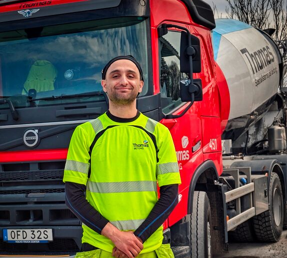 Shvan Aladin som efter en karriär som skådespelare nu hjälper till i sin brors åkeri med att köra betong. Foto: Sveriges Åkeriföretag.