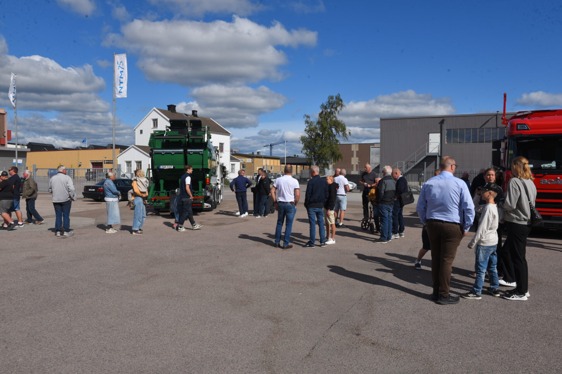 Vädret var på NTM:s sida och det minglades ute på gårdsplanen där flera olika fordon ställts upp för att beskådas. Foto: NTM.