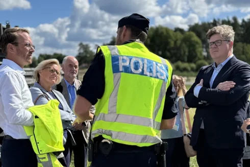 Infrastruktur- och bostadsminister Andreas Carlson och justitieminister Gunnar Strömmer besökte tillsammans med rikspolischef Petra Lundh en trafikkontrollplats den 12 augusti 2025. Foto: Regeringskansliet.