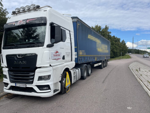 Propaganda, jäv, avsaknad av professionalism, överdrift - det är ord som Kolors International Transport beskriver såväl tidningen Proffs samt polisens agerande med.