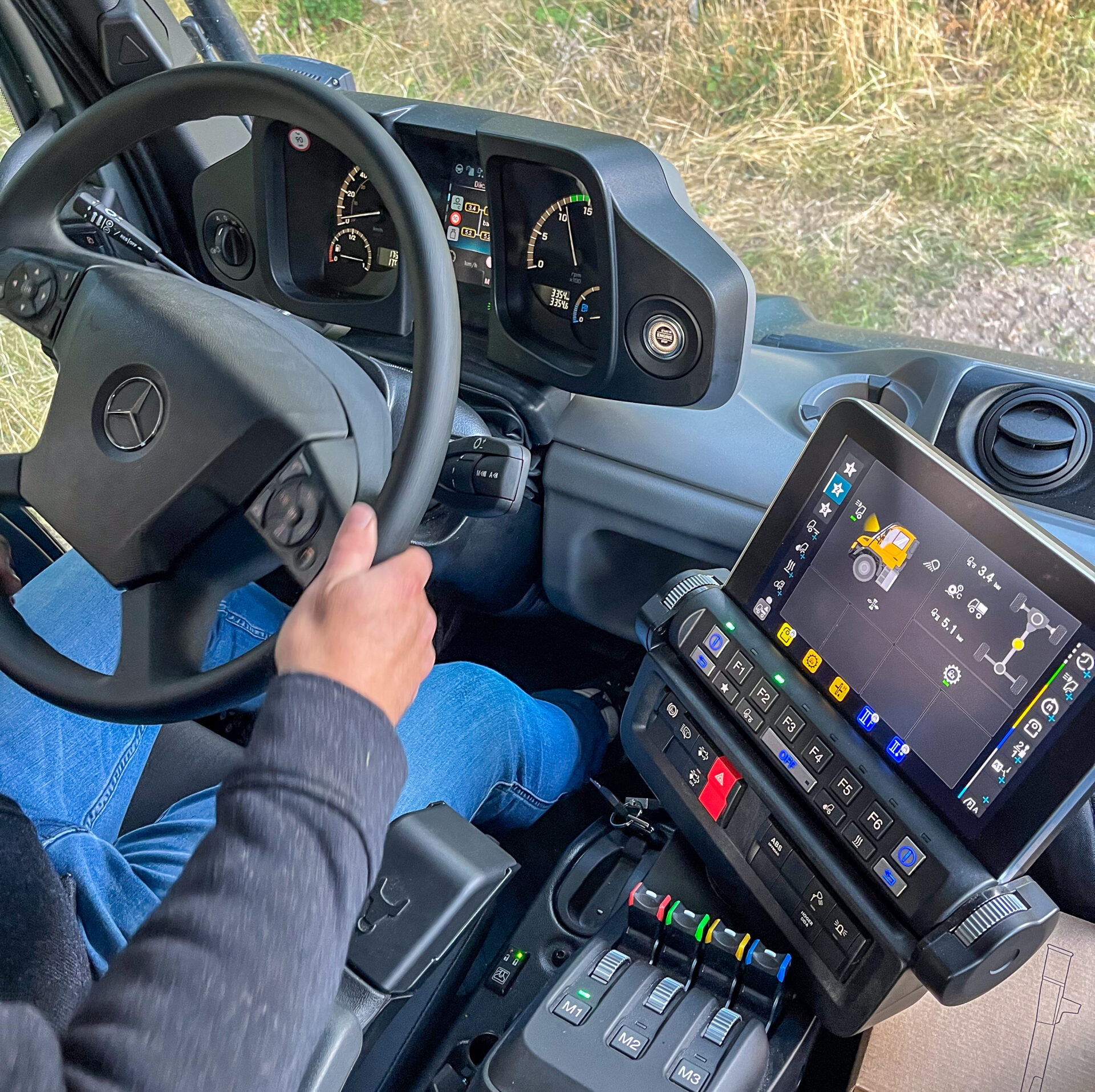 Interiören i en Unimog. Foto: Mercedes-Benz.