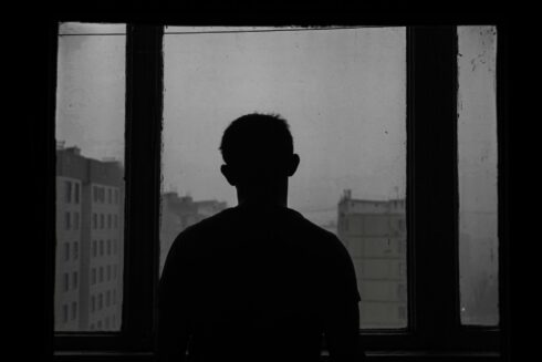 "Transportstyrelsens nya rutiner kring återkallade körkort på grund av höga PEth-värden är en kränkning och psykisk påfrestning" skriver dagens debattör. Foto: Damir Samatkulov/Unsplashed. 