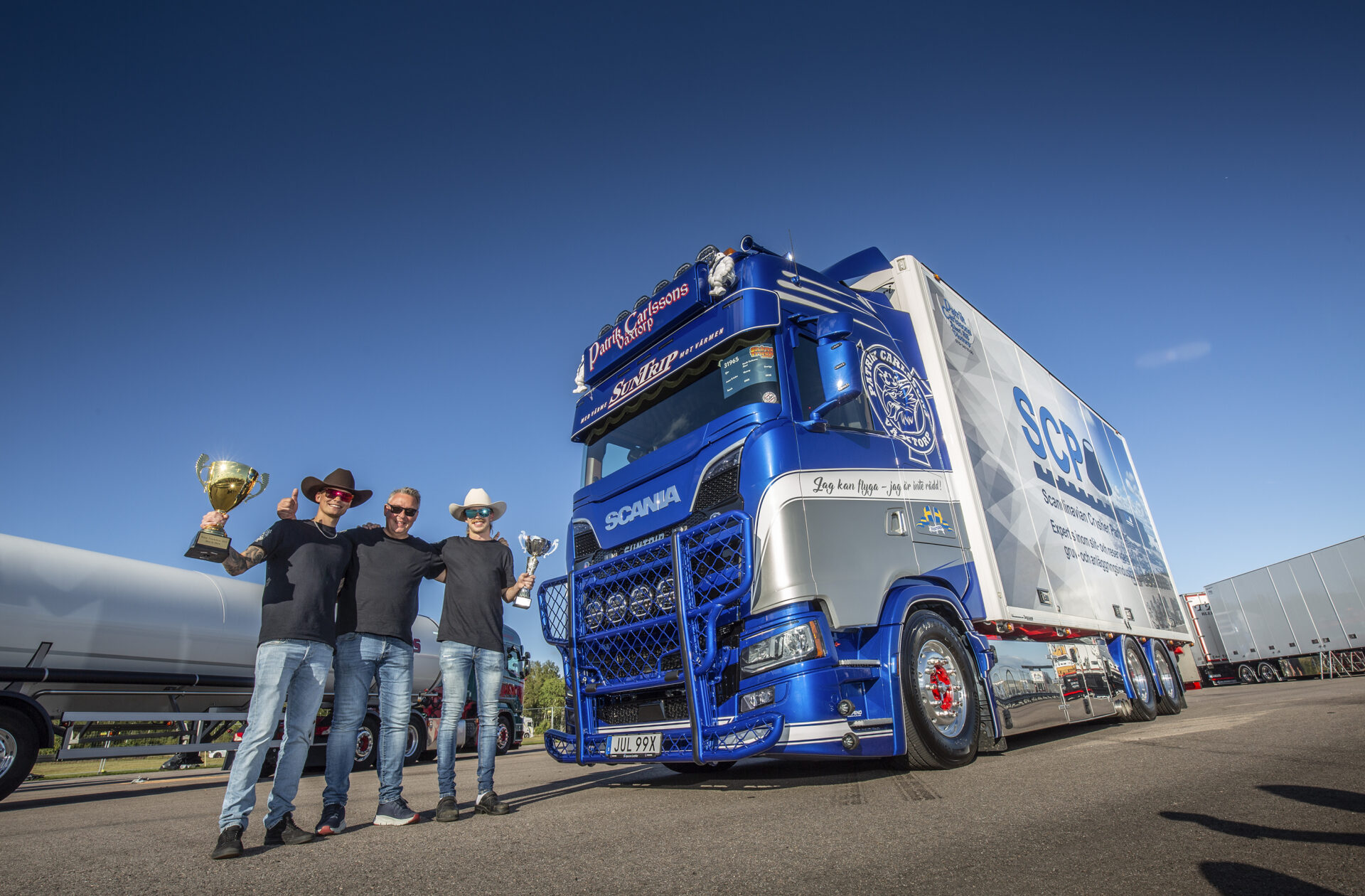 Vinnaren av Skåne Truckshow Patrik Carlssons Åkeri från Våxtorp med en Scania 590S. Foto: Albinsson & Sjögren.