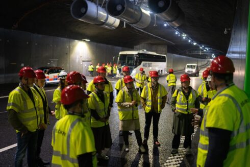   Politiker från sju regioner firade Förbifart Stockholm med ett studiebesök i tunnlarna. Foto: Aksel Örn Ekblom/Mälardalsrådet.