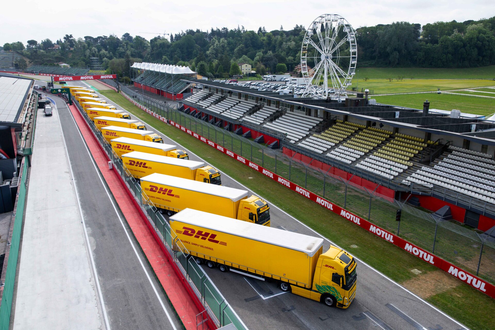 Det krävs många fordon för ett evenemang. Foto: DHL.