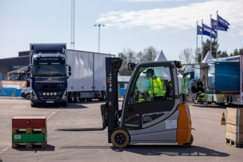    Precisionskörning med lastbil och truck är två av momenten som de tävlande ska genomföra. Foto: Liza Simonsson.   