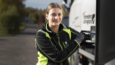 Allt fler tjejer söker till transportgymnasier. TYA är också med och kämpar för att få fler att välja transportyrket och anordnar även Yrkes-SM. Foto: TYA.