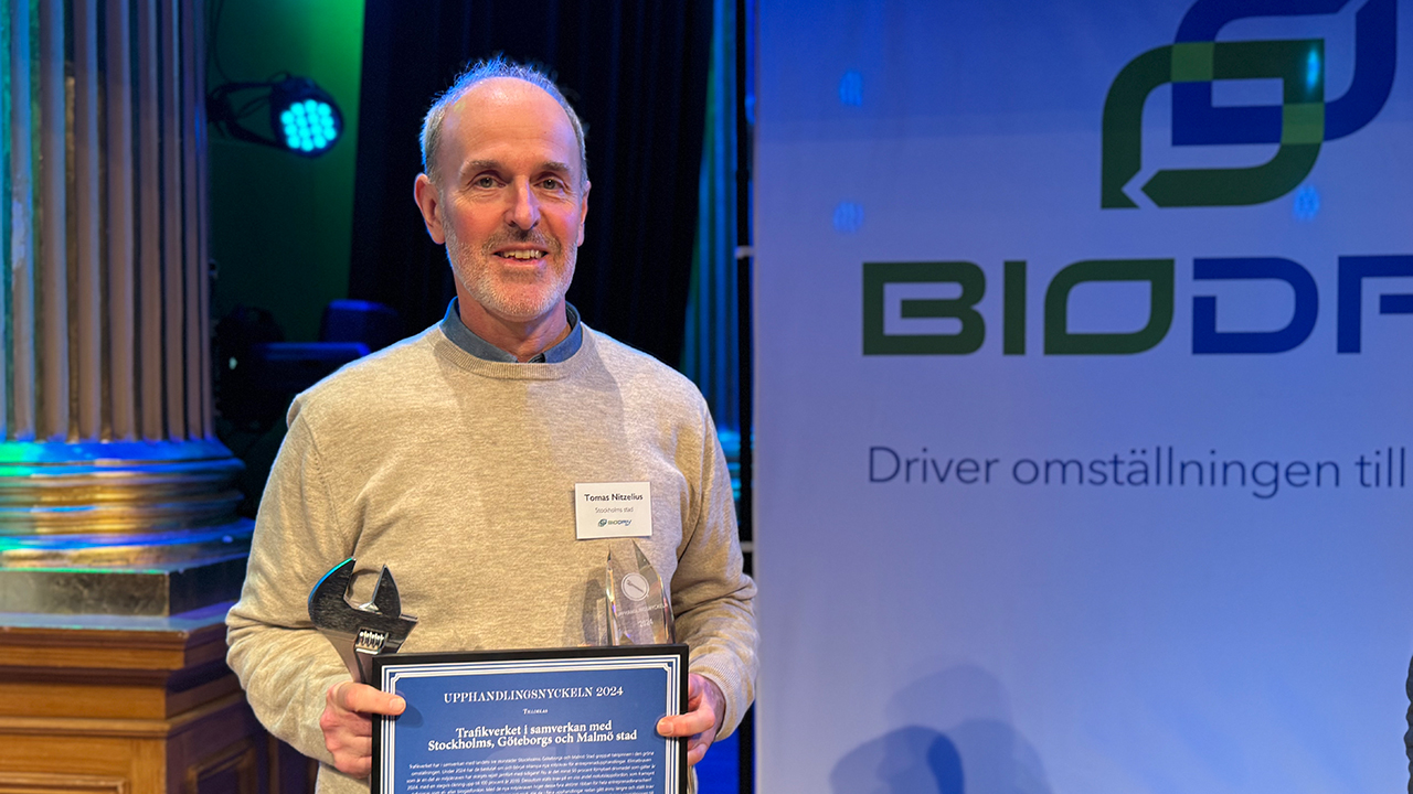   Förra året vann Trafikverket Upphandlingsnyckeln tillsammans med Stockholms, Göteborgs och Malmö stad. Tomas Nitzelius, Stockholms stad, fick representera vinnarna på prisutdelningen. Foto: BioDriv Öst.  Foto: BioDriv Öst.