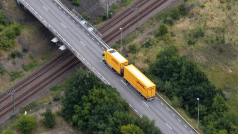 Just nu rullar tio lastbilar runt om i Sverige med solpaneler på taket för att testa hur solenergi kan påverka bränsleförbrukningen. Foto: DHL.