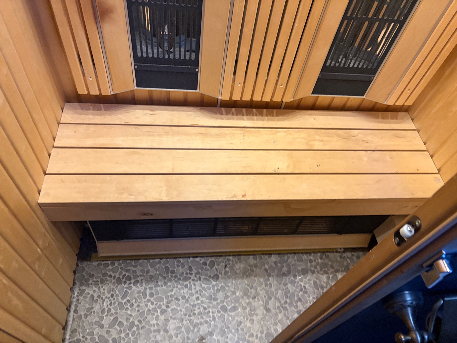 En värmande bastu? Den jättelika husvagnen innehåller allt man behöver och lite till. Foto: Klaravik