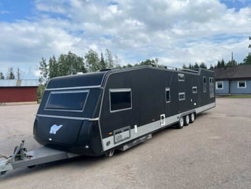  Bo med stil i sommar? "Black Beast", Europas längsta husvagn som just nu finns i Filipstad letar ny ägare via Klaravik. Foto: Klaravik