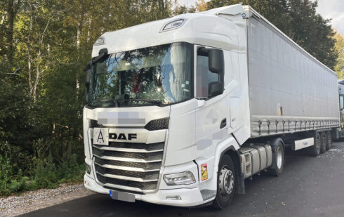 Detta ekipage transporterar inte de stulna fordonen, men det påträffas andra brister.