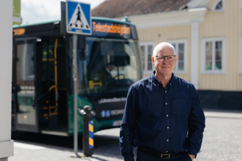 "Varje vecka kontrollerar vi att de fordon vi upphandlat för persontransporter är lagliga", säger Joakim Pohlman som rekommenderar fler att göra detsamma. Foto: Alexander Hall
