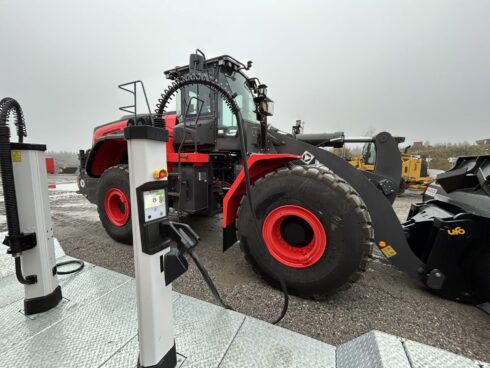 Den nya publika laddstationen blir del av Mers landsomfattande publika laddnätverk och kommer kunna serva både Veidekkes egna åkare och andra med tunga fordon i Vallentuna. Foto: Veidekke Industri.