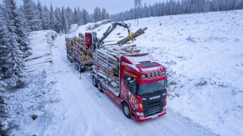 Sveriges nordligaste eldrivna rundvirkeslastbil är nu i drift. Foto: Scania.