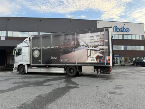   Forbo Flooring Systems har nått en viktig milstolpe i sitt hållbarhetsarbete. Från och med i dag sker alla transporter till, inom och från Sverige helt fossilfritt. Ett steg som stärker företagets position inom hållbar innovation. Foto: Forbo.