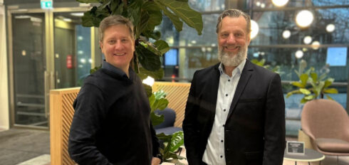   Från vänster Juha Rissanen, vd för Wibax Logistics Oy och Tero Väyrynen, vd för Wibax Finland Oy. Foto: Wibax.