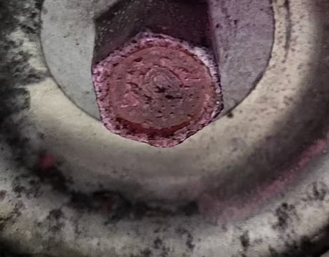 Symtom på batteriläckage. Foto: Fordonsjuristen.