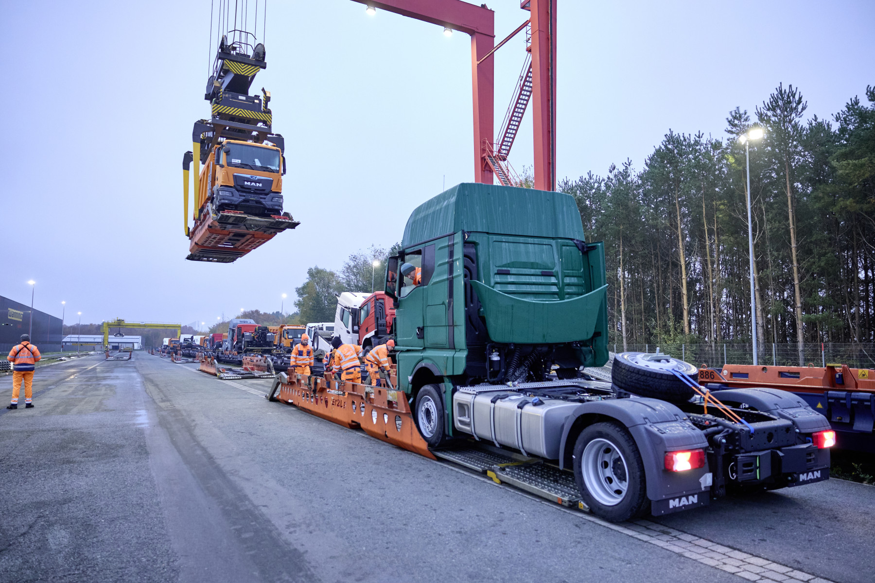 Det patenterade lastkoncept möjliggör lastning av lastbilar med en höjd på upp till 4,2 meter på tåg. Foto MAN.