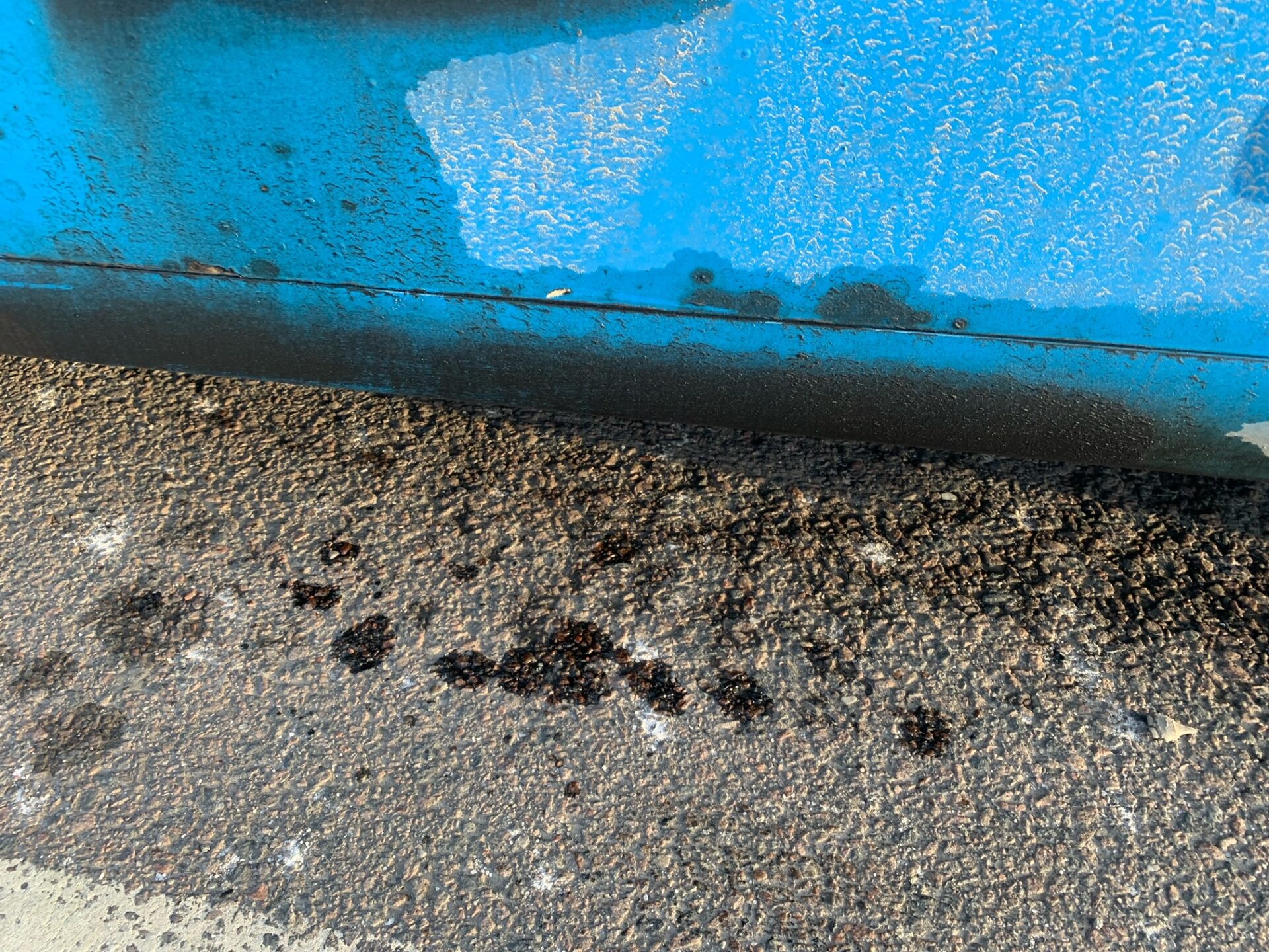 En av bussarna under kontrollen i Göteborg hade en läckande bränsletank, men bussbolaget hävdar än i dag att defekta bussar inte rullar i trafik.