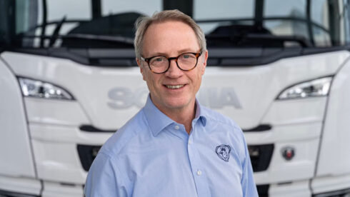   Stefan Lindblom, direktör för affärsstöd på Scania Sverige, vill att vi går från ord till handling i omställningen till en fossilfri transportsektor. Foto: Scania.