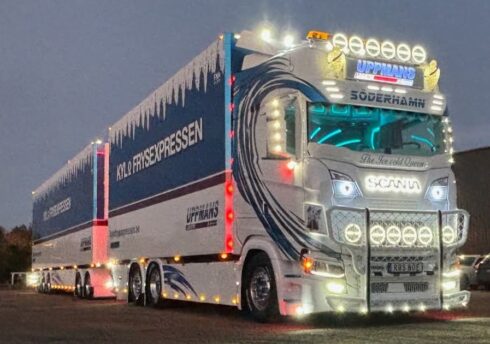 Med blinkande lampor, ljus och puts ska konvojen sprida ljus och glädje i Örebro. Foto: Arrangörerna.